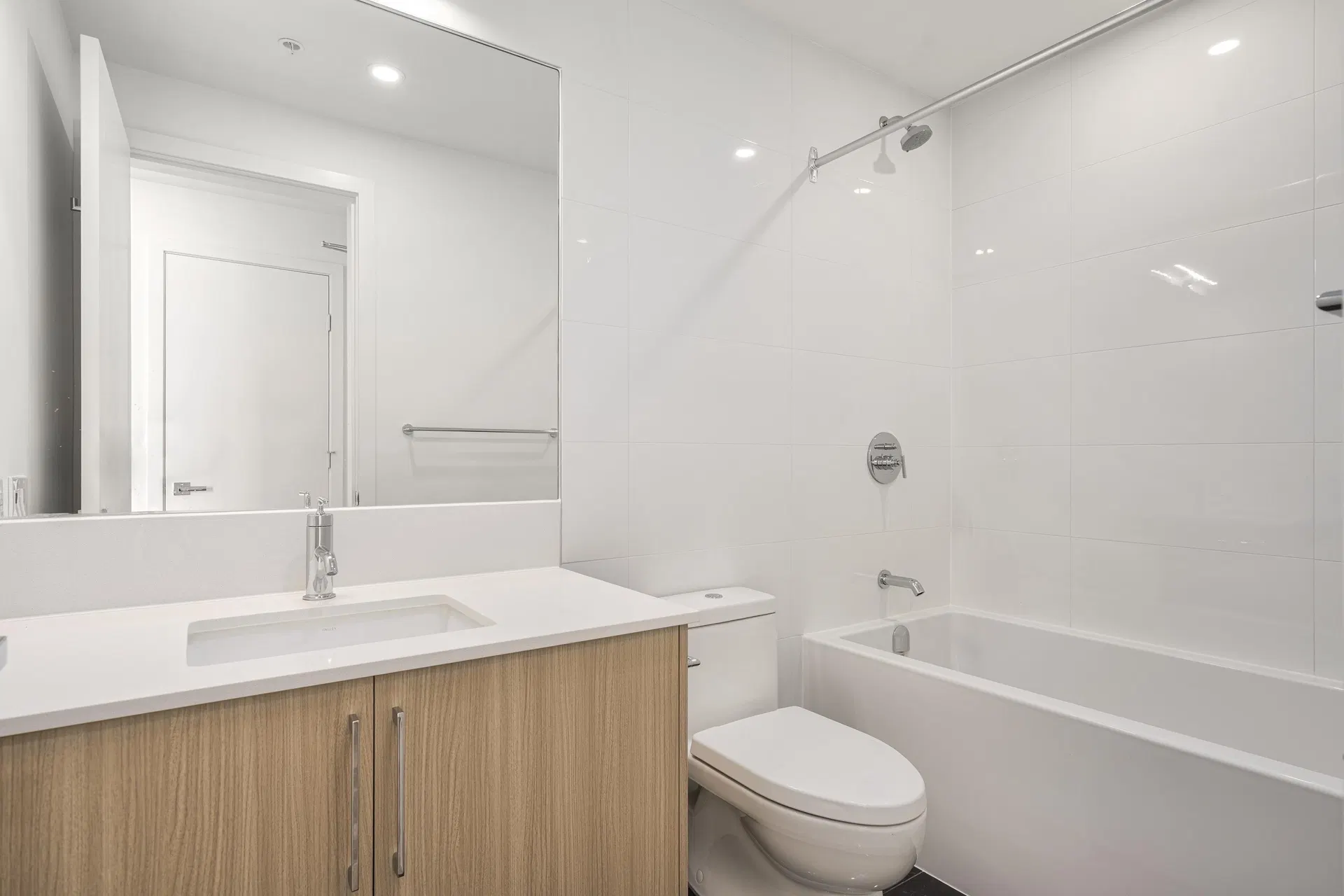 Photo 5 of 33 at #2801 – 9675 King George Boulevard