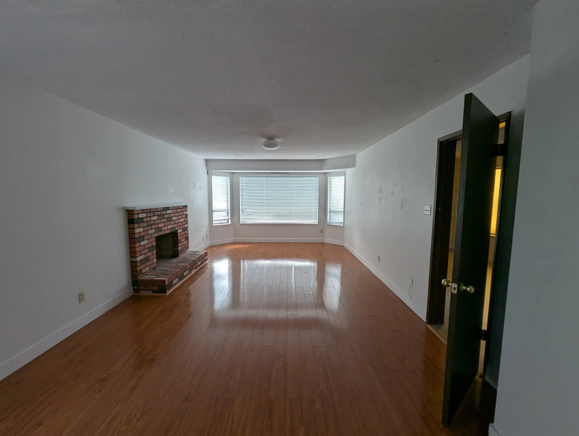 Photo 3 of 12 at 2759 Euclid Avenue