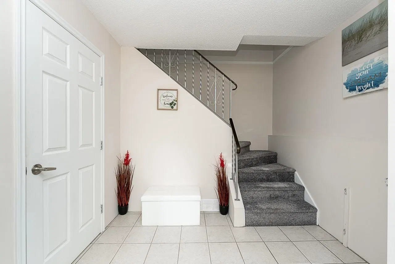 Photo 4 of 39 at 10232 142a Street