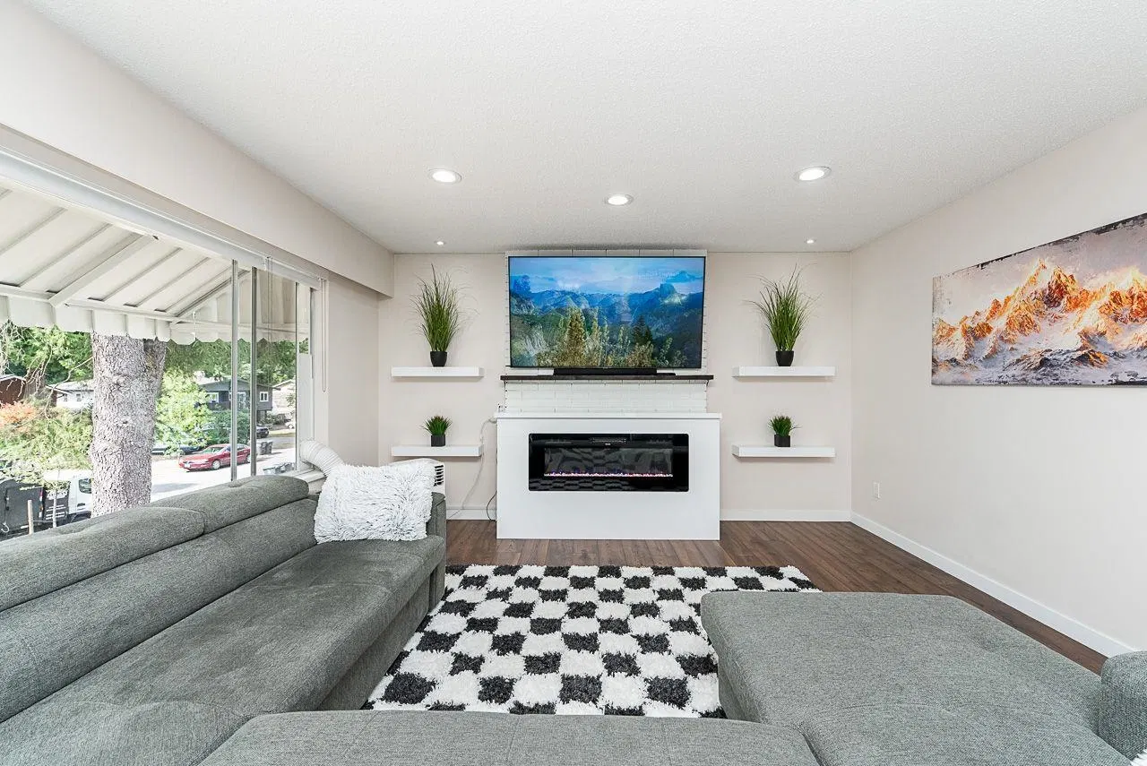 Photo 5 of 39 at 10232 142a Street