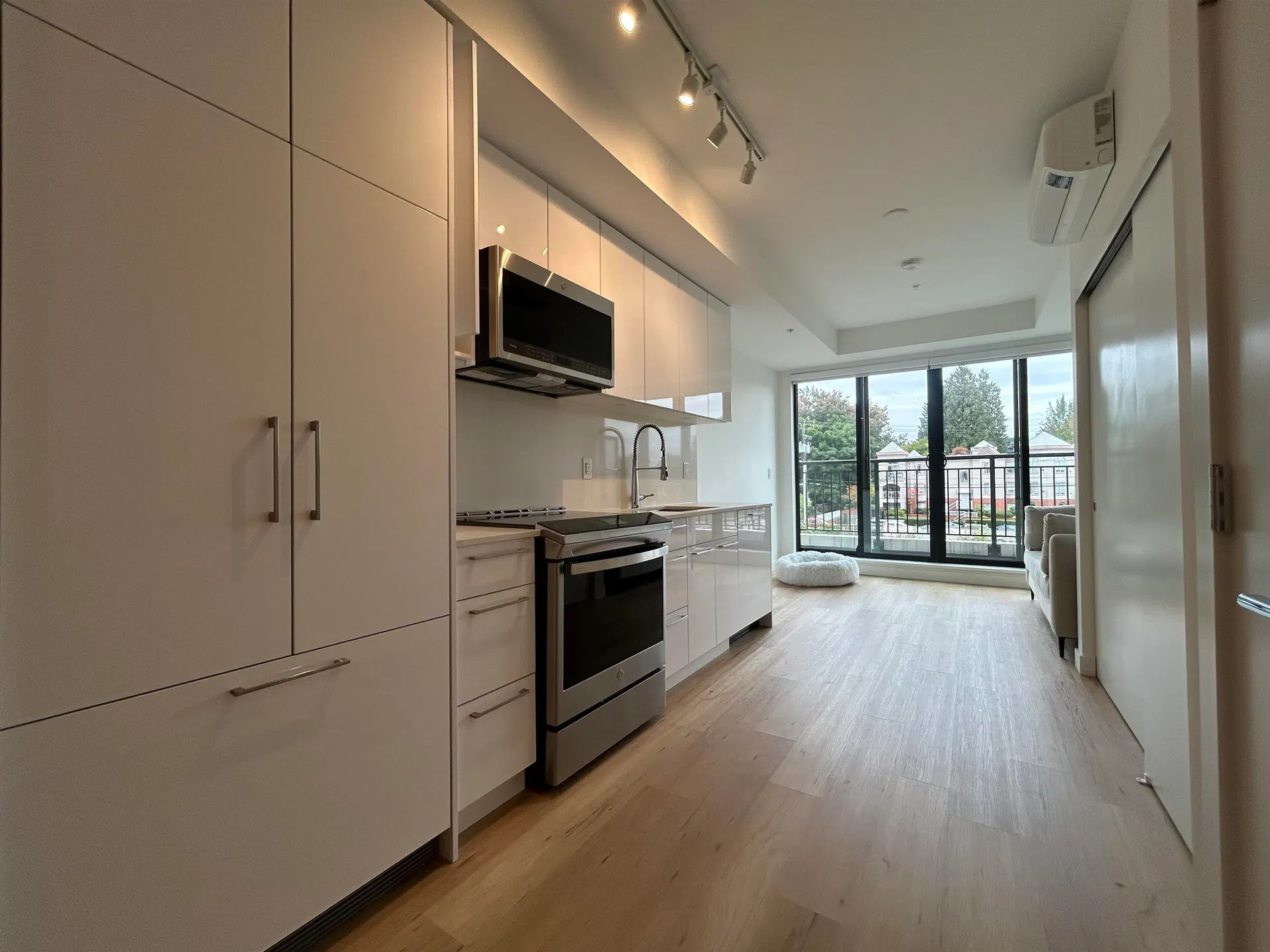 Photo 2 of 10 at #202 – 2446 Shaughnessy Street