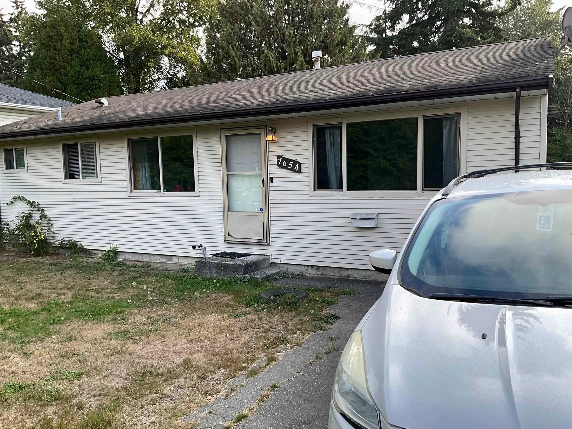 Photo 2 of 11 at 7654 126a Street
