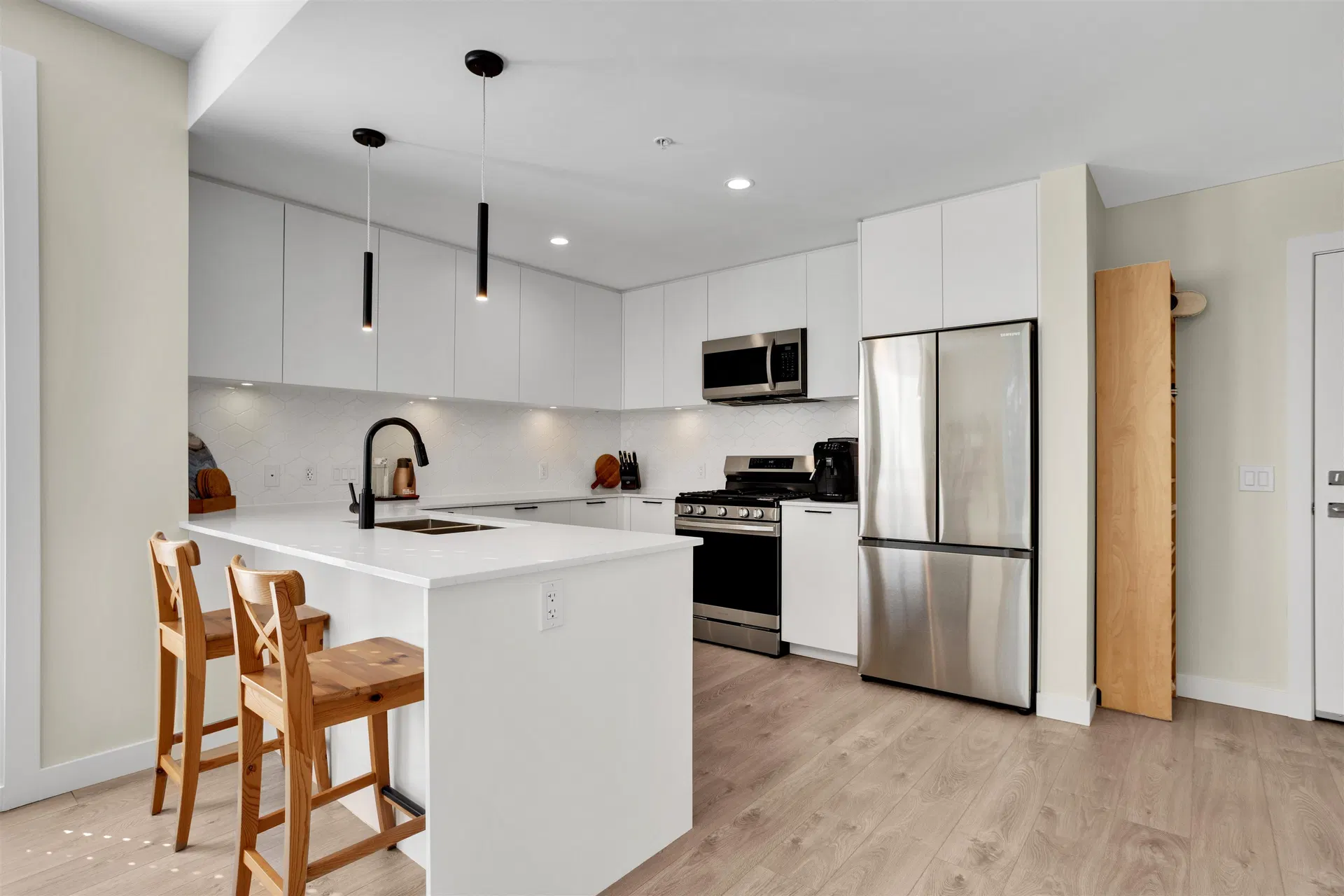 Photo 2 of 18 at #606 – 8379 201 Street