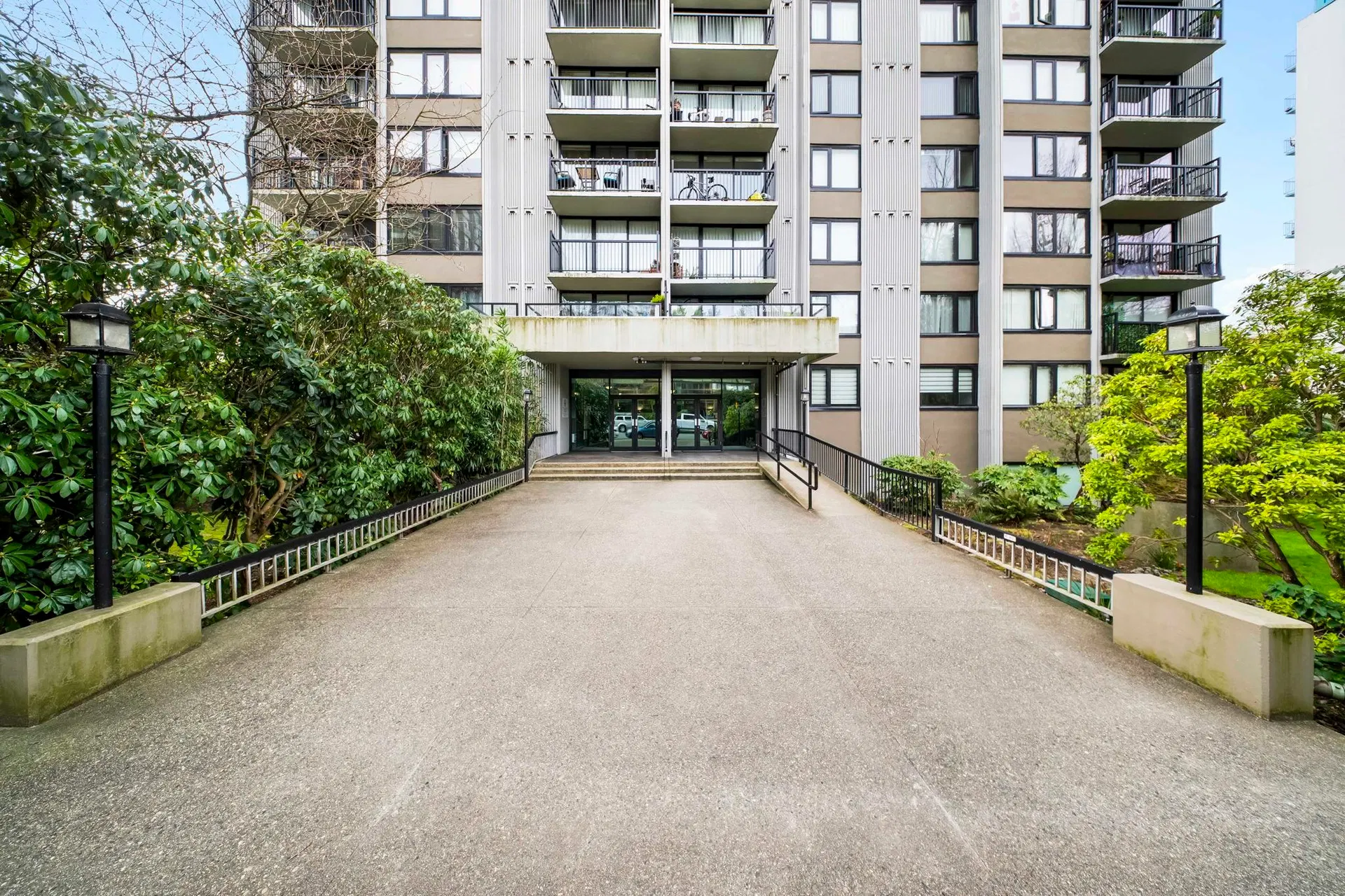 Photo 4 of 35 at #301 – 1330 Harwood Street