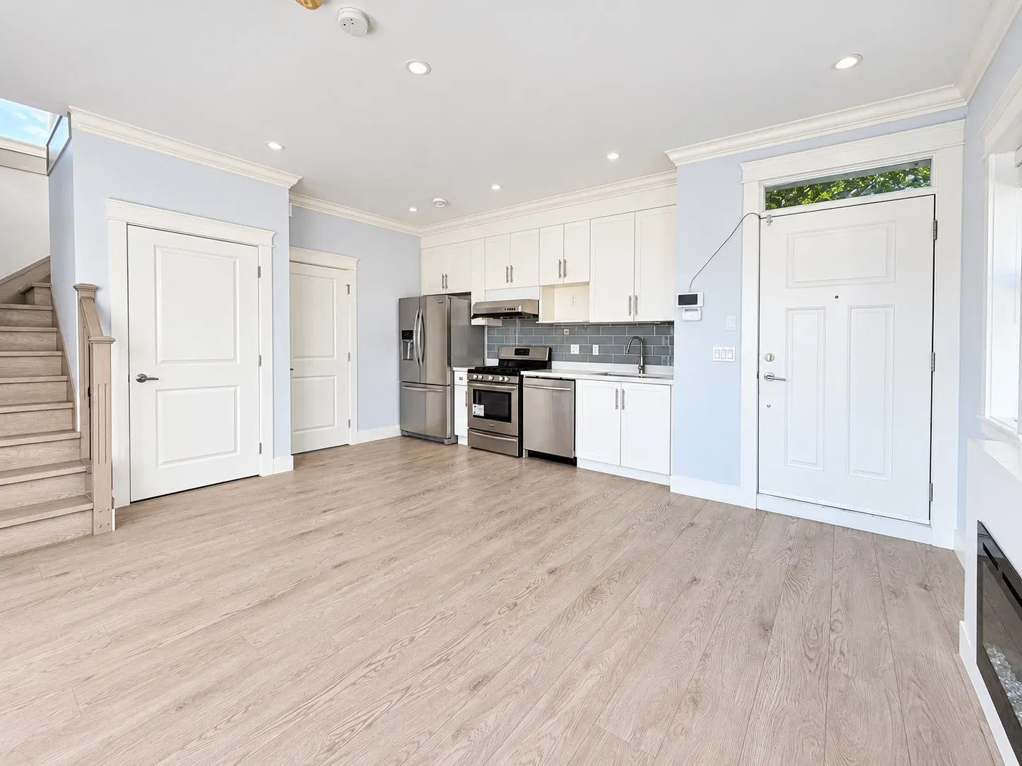 Photo 5 of 22 at 2216 Mannering Avenue