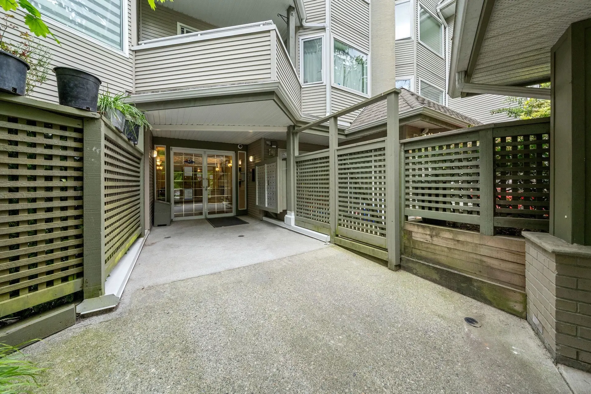 Photo 3 of 29 at #409 – 3738 Norfolk Street