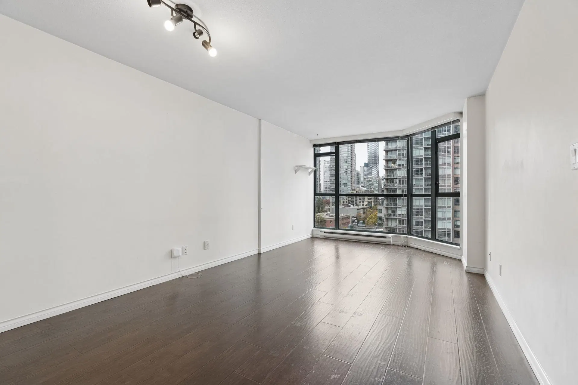 Photo 5 of 28 at #805 – 888 Hamilton Street