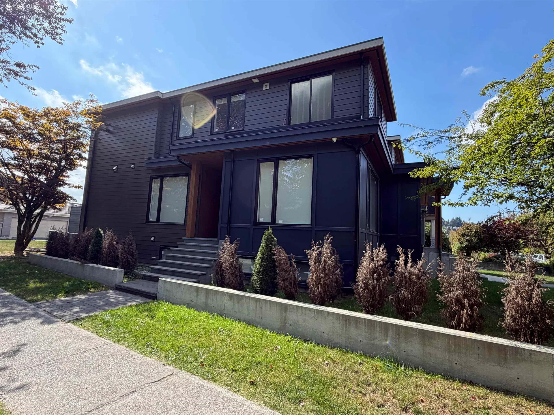 Photo 4 of 6 at 2360 W King Edward Avenue