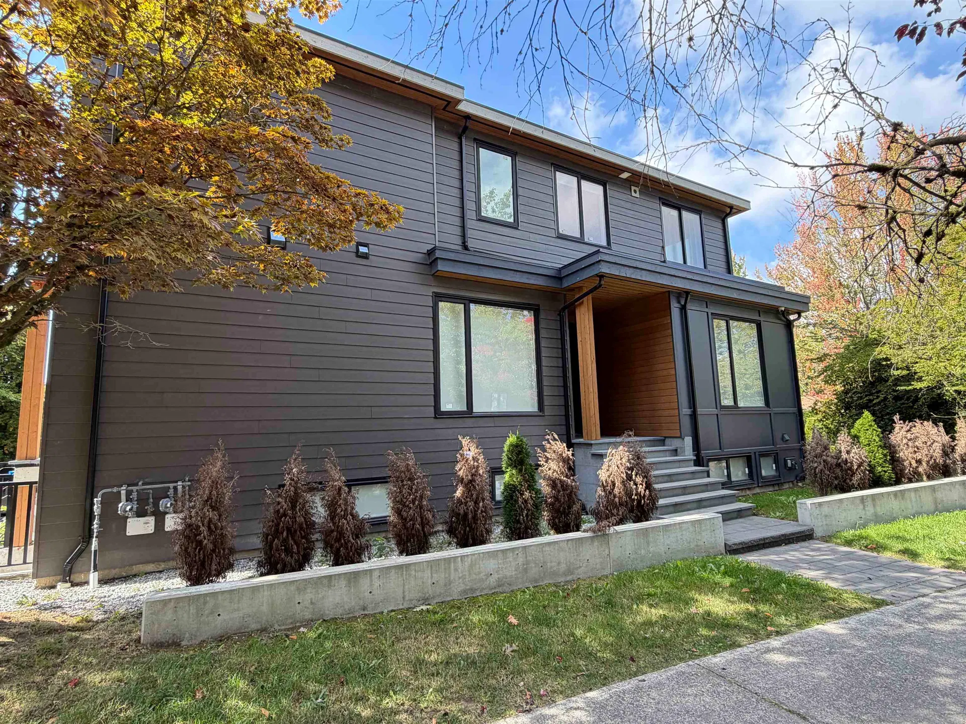 Photo 5 of 6 at 2360 W King Edward Avenue