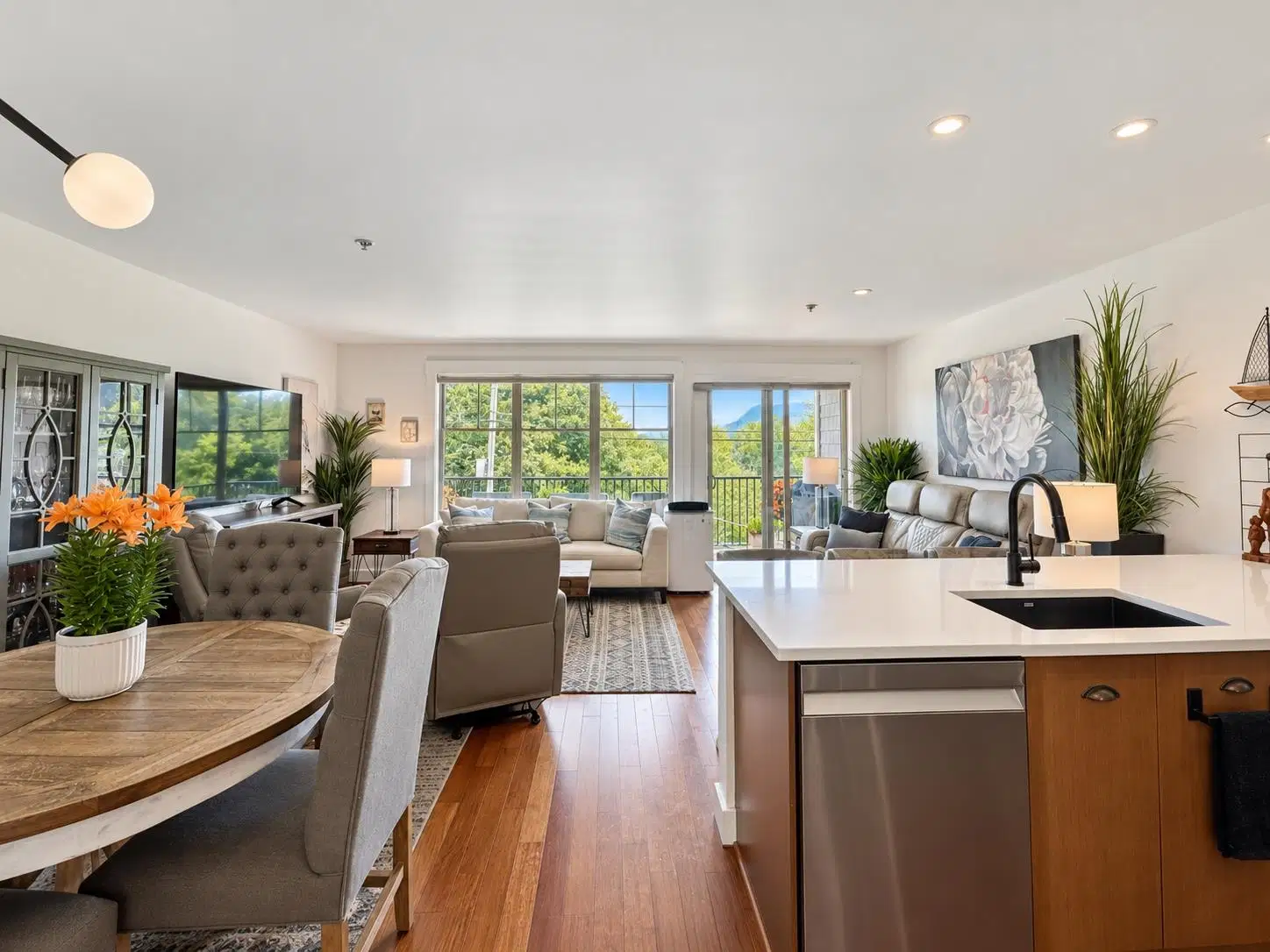 #202 – 414 Gower Point Road