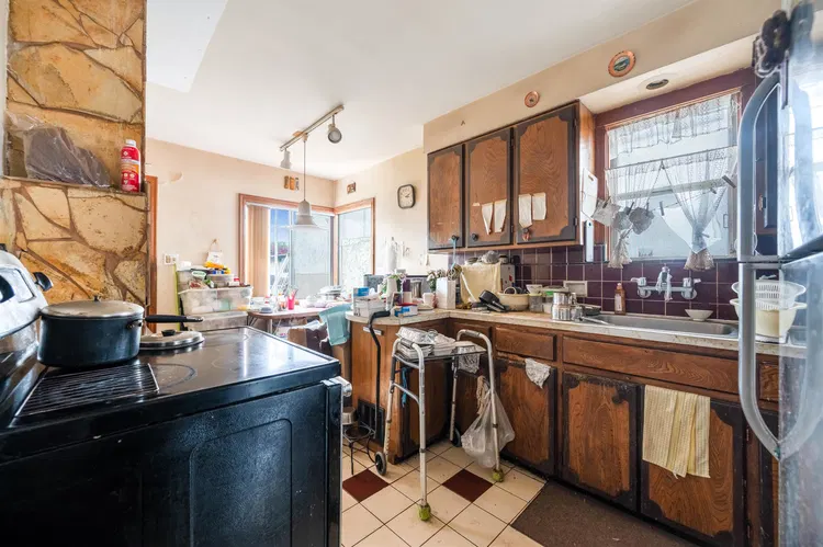 Photo 5 of 18 at 2566 Venables Street