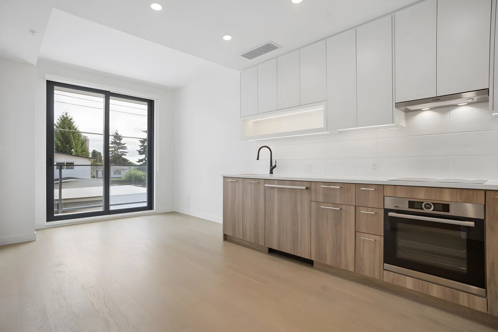 Photo 4 of 25 at #202 – 8398 Oak Street