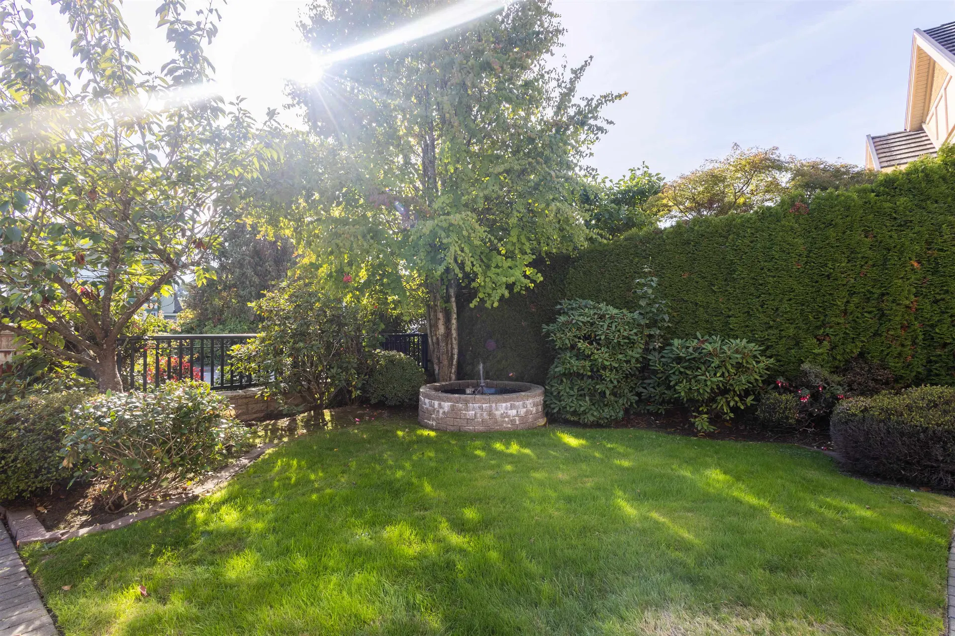 Photo 4 of 40 at 7791 Sunnymede Crescent