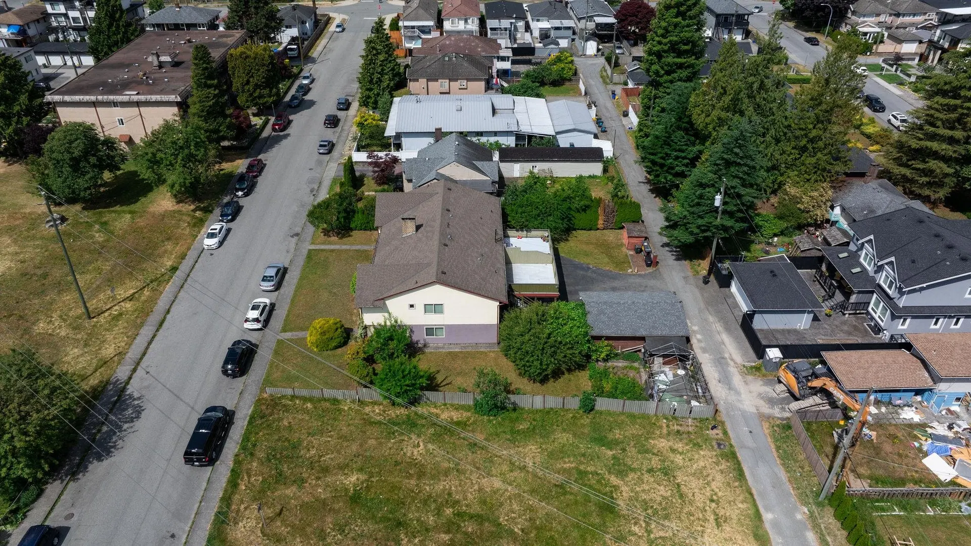 Photo 3 of 40 at 6775 -6777 Balmoral Street