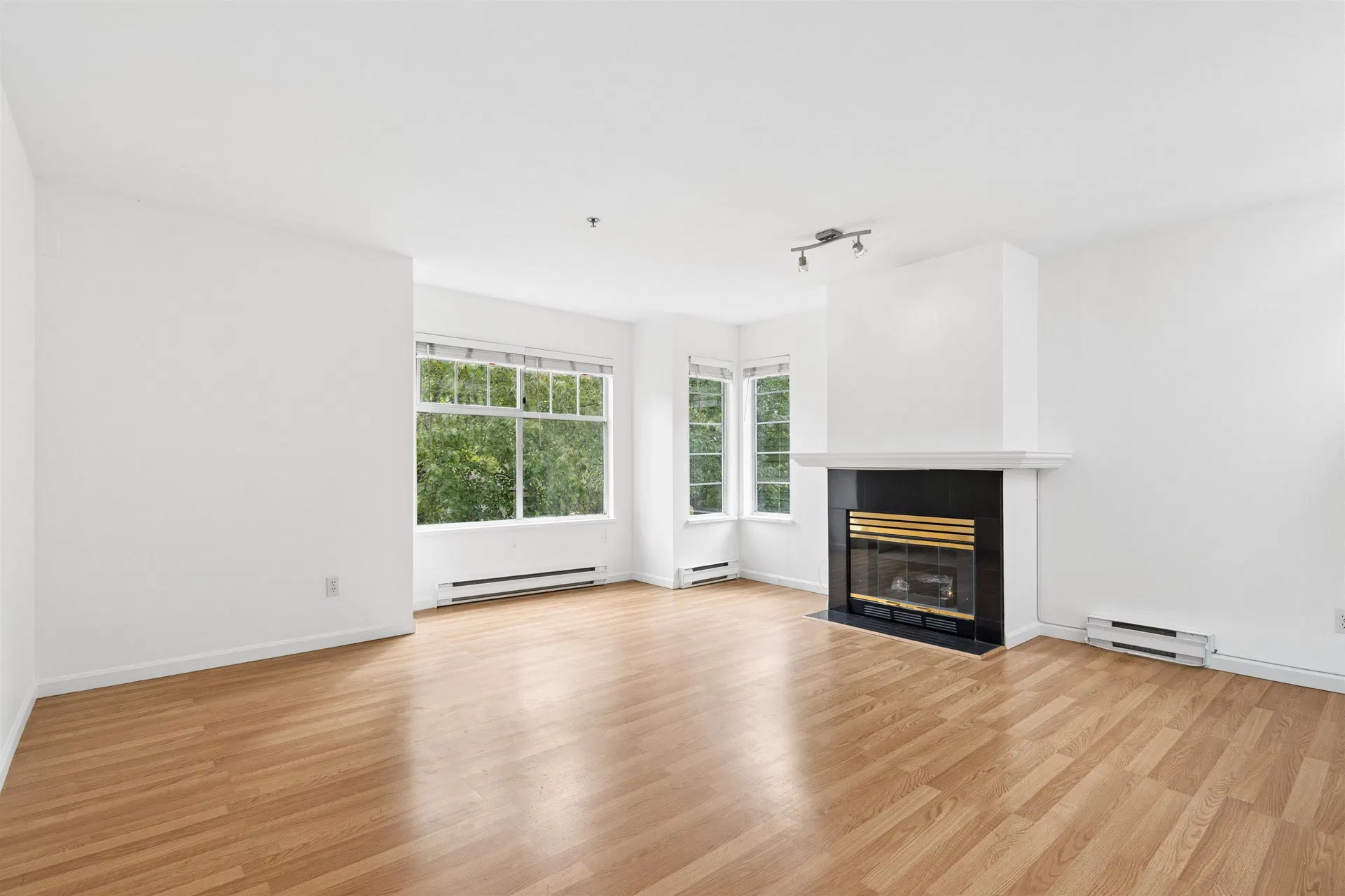 Photo 5 of 40 at #5 – 4149 Sophia Street