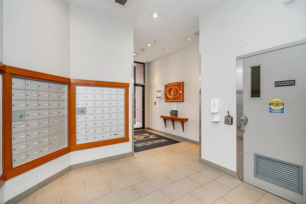 Photo 4 of 39 at #1407 – 14 Begbie Street