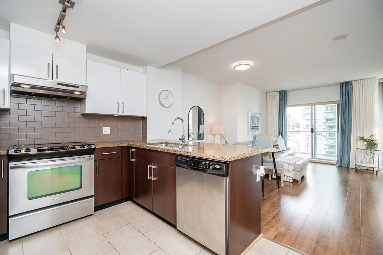 Photo 5 of 39 at #1407 – 14 Begbie Street