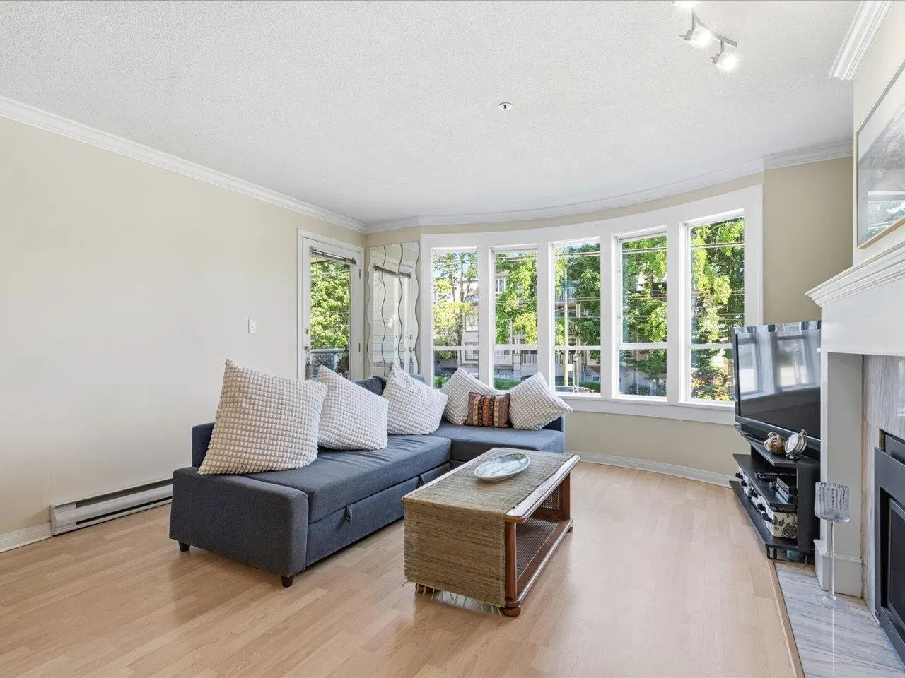 Photo 3 of 24 at #201 – 3220 W 4th Avenue