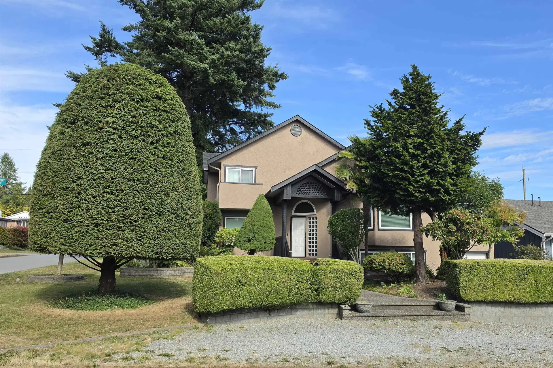 2220 Paulus Crescent