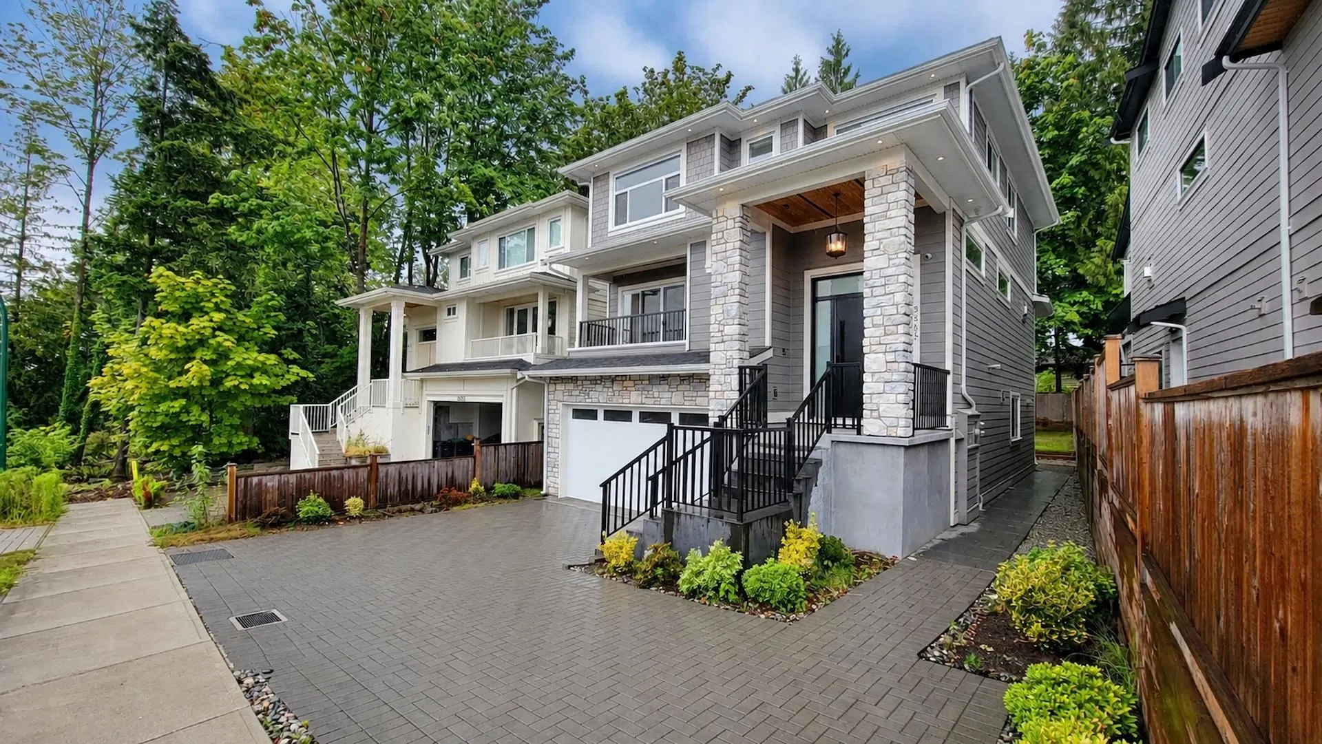 Photo 2 of 40 at 3555 Monson Crescent