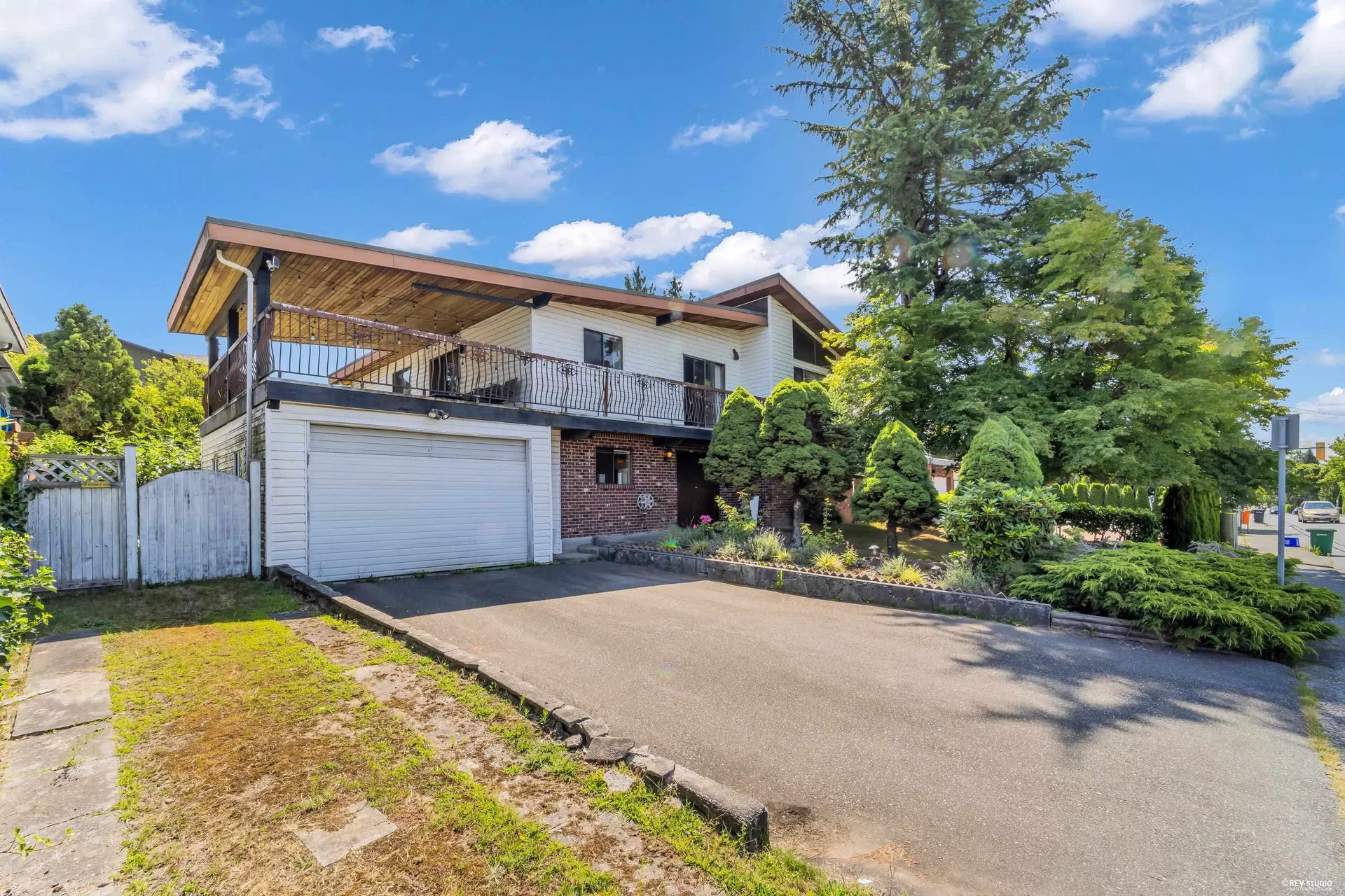 Photo 1 of 11 at 970 Duthie Avenue