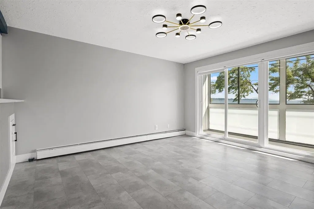 Photo 4 of 16 at #110 – 14881 Marine Drive